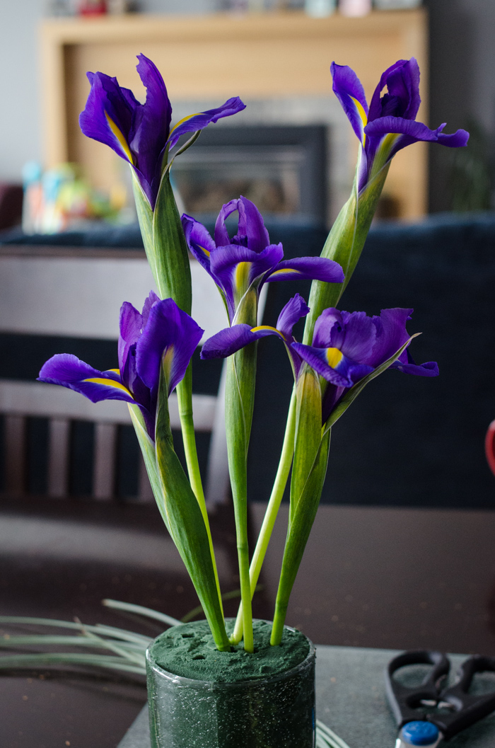 DIY Spring Iris Arrangement - lemonthistle.com