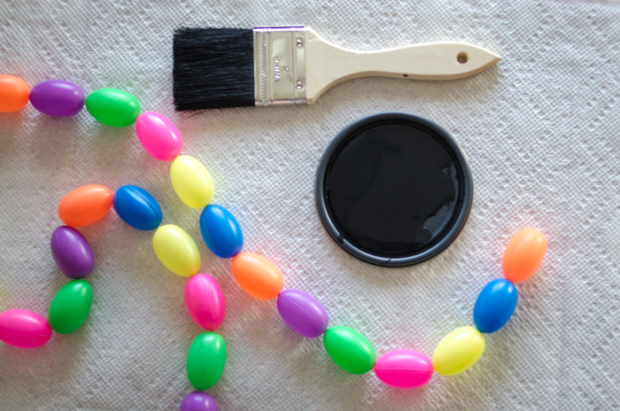 DIY Black and Gold Mini Easter Egg Garland - lemonthistle.com