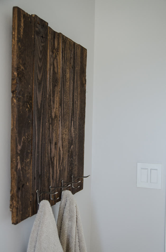 This tutorial is super detaied- awesome.DIY Rustic Towel Rack from Free Pallet Wood