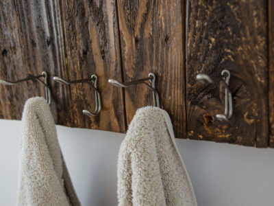 Super detailed video tutorial! Love it. DIY Rustic Towel Rack from Free Pallet Wood