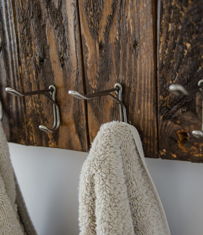 Super detailed video tutorial! Love it. DIY Rustic Towel Rack from Free Pallet Wood