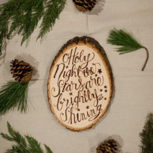 DIY Rustic Holiday Lyric Wood Slice - awesome for Christmas! And there's a printable template too!