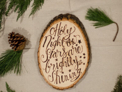 DIY Rustic Holiday Lyric Wood Slice - awesome for Christmas! And there's a printable template too!