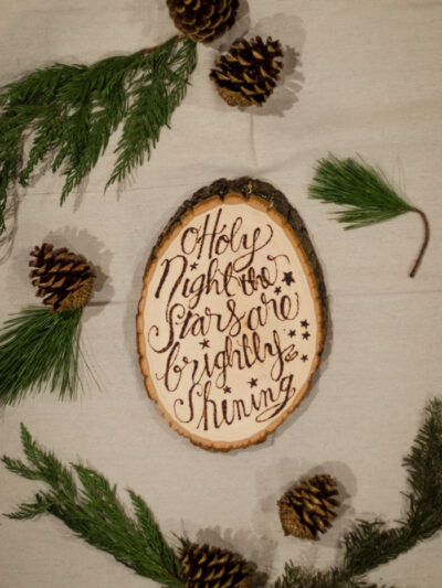 DIY Rustic Holiday Lyric Wood Slice - awesome for Christmas! And there's a printable template too!