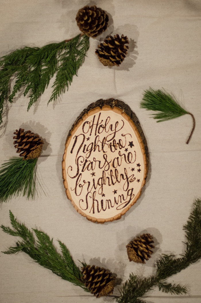 DIY Rustic Holiday Lyric Wood Slice - awesome for Christmas! And there's a printable template too!