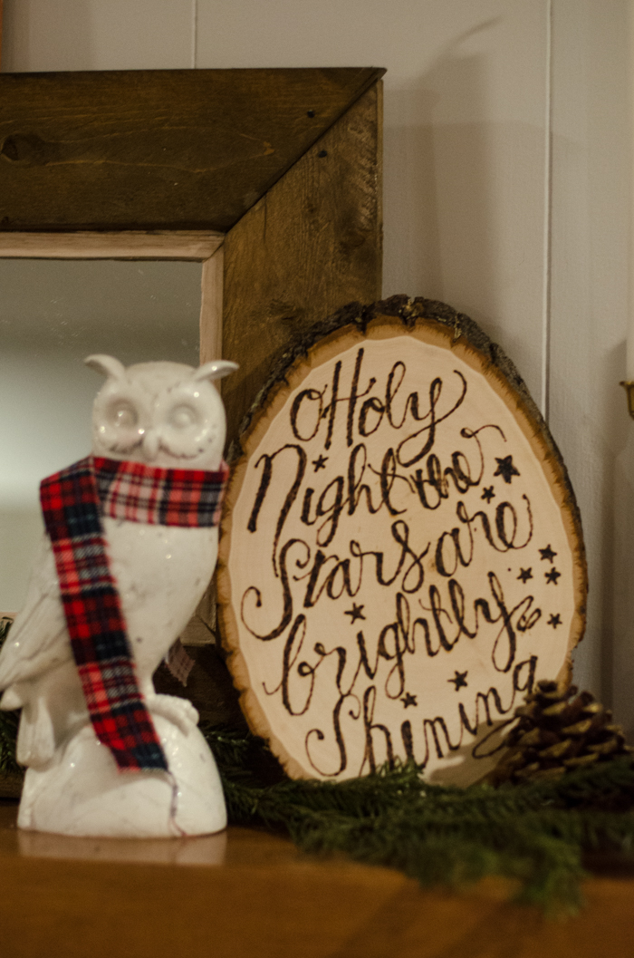 DIY Rustic Holiday Lyric Wood Slice - awesome for Christmas! And there's a printable template too!