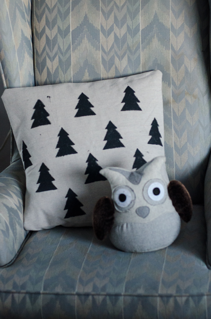 DIY Hand Stamped Holiday Tree Pillow Slip Cover (Love a Scandi Christmas!)