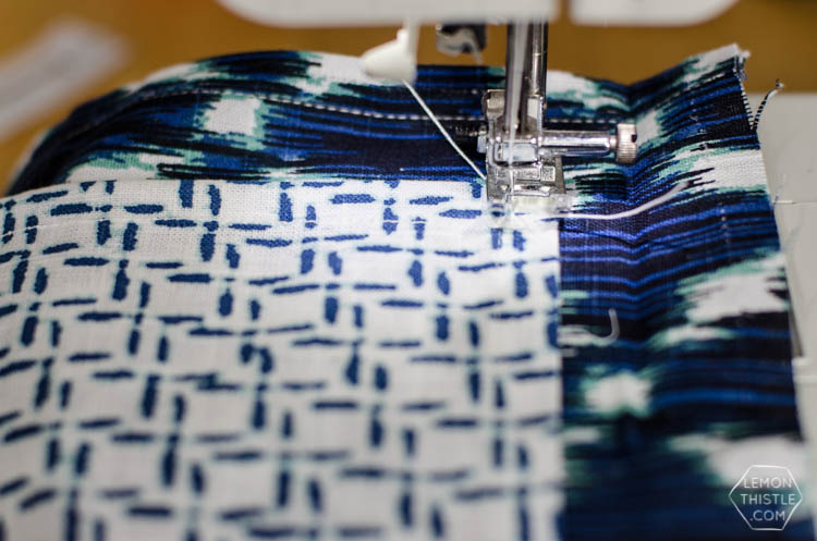 DIY Exposed Zipper Pouch (made out of a tea towel!) I love the combination.