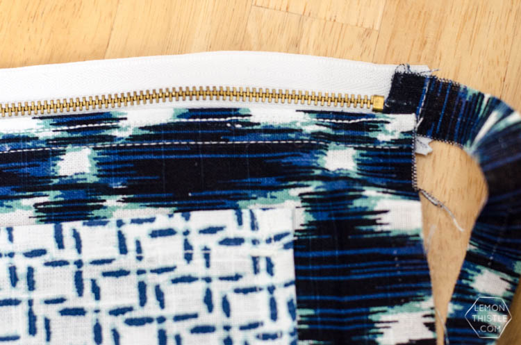 DIY Exposed Zipper Pouch (made out of a tea towel!) I love the combination.