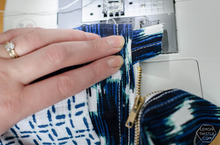 DIY Exposed Zipper Pouch (made out of a tea towel!) I love the combination.