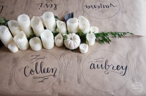 Organic and Casual Thanksgiving Tablescape- the perfect decor for a simple friendsgiving dinner party!