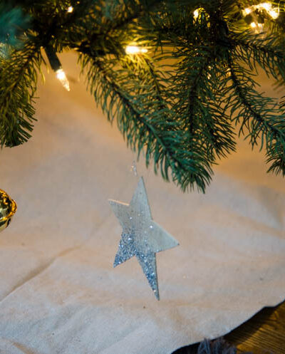 DIY simple glitter tree skirt- I love this for a little more of a natural christmas
