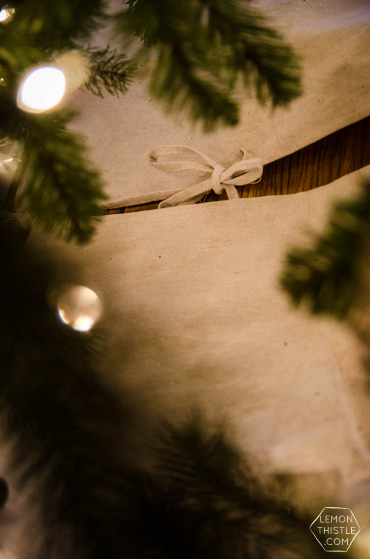 DIY simple glitter tree skirt- I love this for a little more of a natural christmas