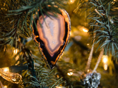 DIY precious gem ornaments- glitzy but natural, perfect Christmas decor!