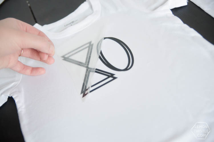 DIY XO T-Shirts... how fun are these to make for valentine's day!? Plus- it's a free printable design