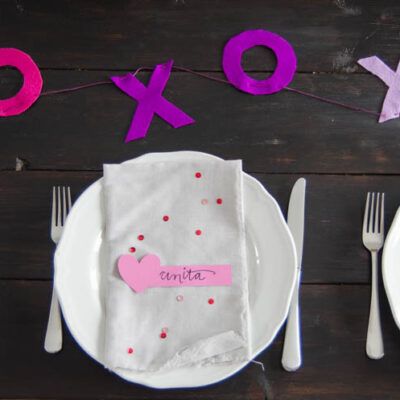 DIY paper hearts place cards- perfect for valentine's day!