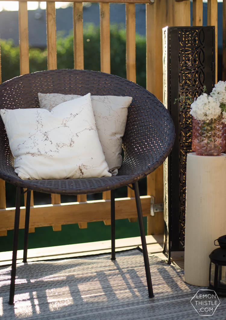 These look so awesome! And only 5 minutes is my kind of craft. DIY Gold Marbled Throw Pillows