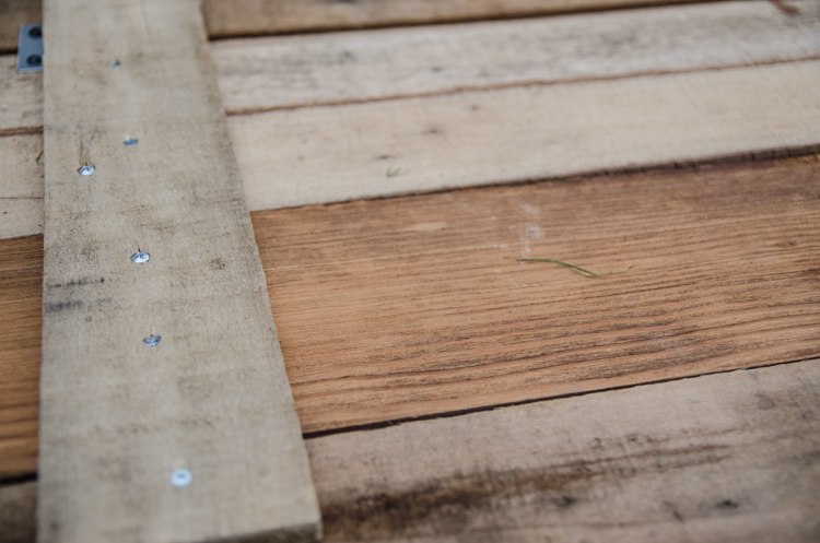 I LOVE this floral rustic backdrop- it's so perfect for a wedding or photo booth... it's so intricate, I can't believe it isn't drawn on there
