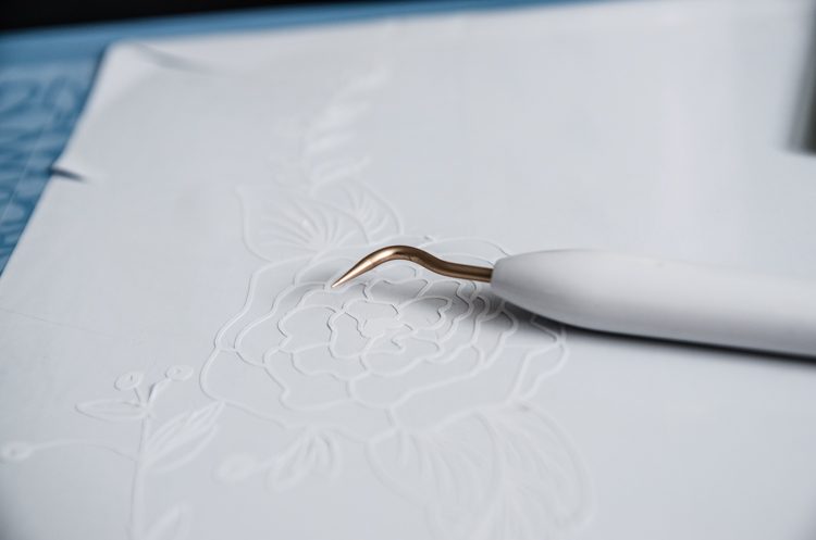 I LOVE this floral rustic backdrop- it's so perfect for a wedding or photo booth... it's so intricate, I can't believe it isn't drawn on there