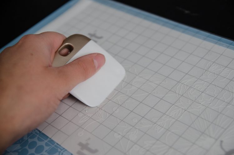 I LOVE this floral rustic backdrop- it's so perfect for a wedding or photo booth... it's so intricate, I can't believe it isn't drawn on there