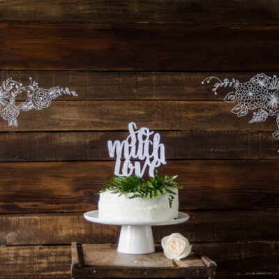 I LOVE this floral rustic backdrop- it's so perfect for a wedding or photo booth... it's so intricate, I can't believe it isn't drawn on there