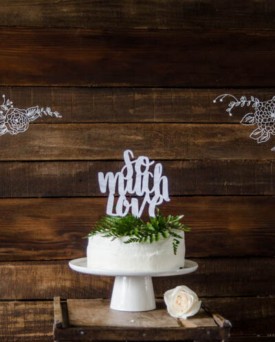 I LOVE this floral rustic backdrop- it's so perfect for a wedding or photo booth... it's so intricate, I can't believe it isn't drawn on there