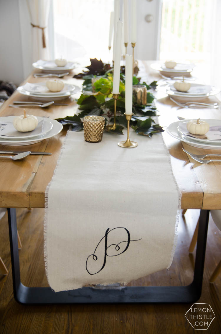 I love this nature inspired neutral autumn tablescape- so perfect for thanksgiving (or friendsgiving!)