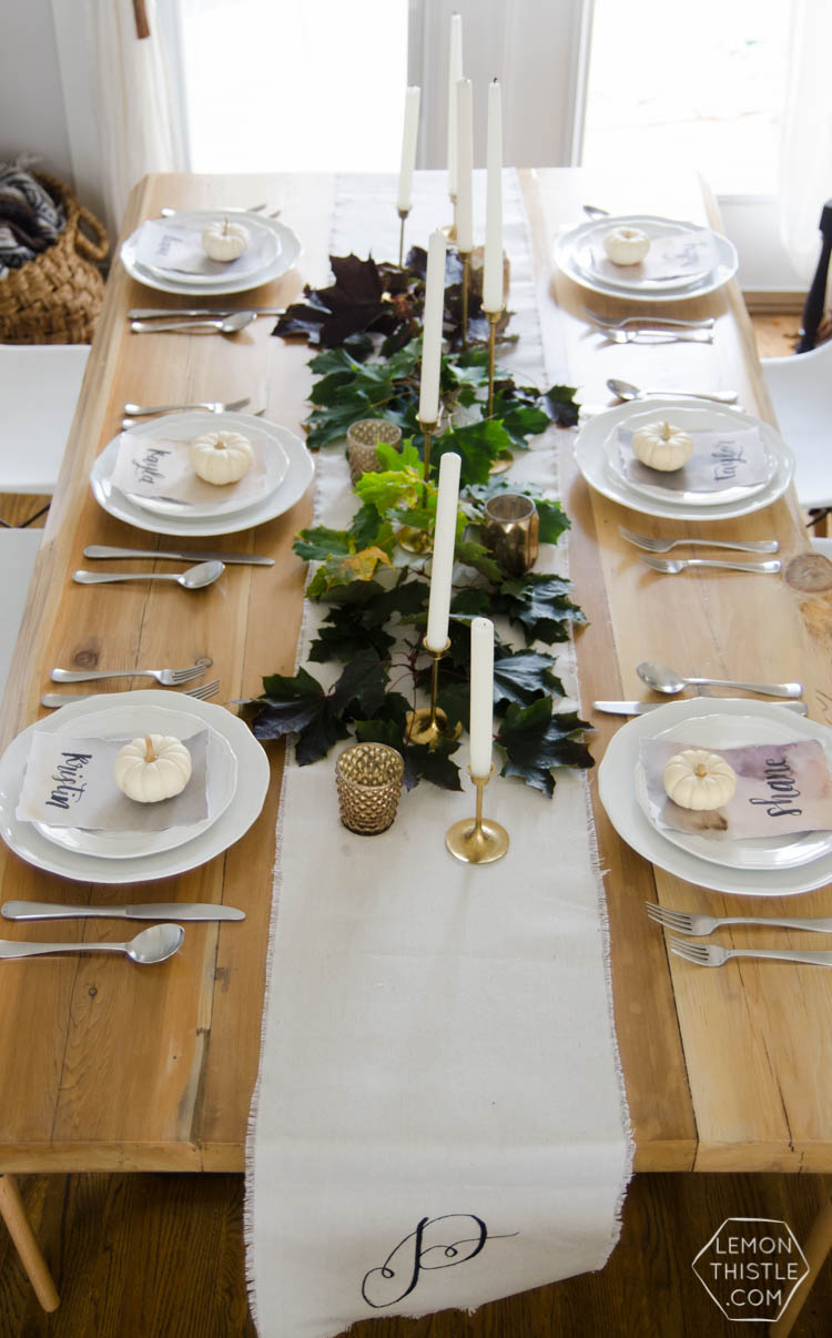 I love this nature inspired neutral autumn tablescape- so perfect for thanksgiving (or friendsgiving!)