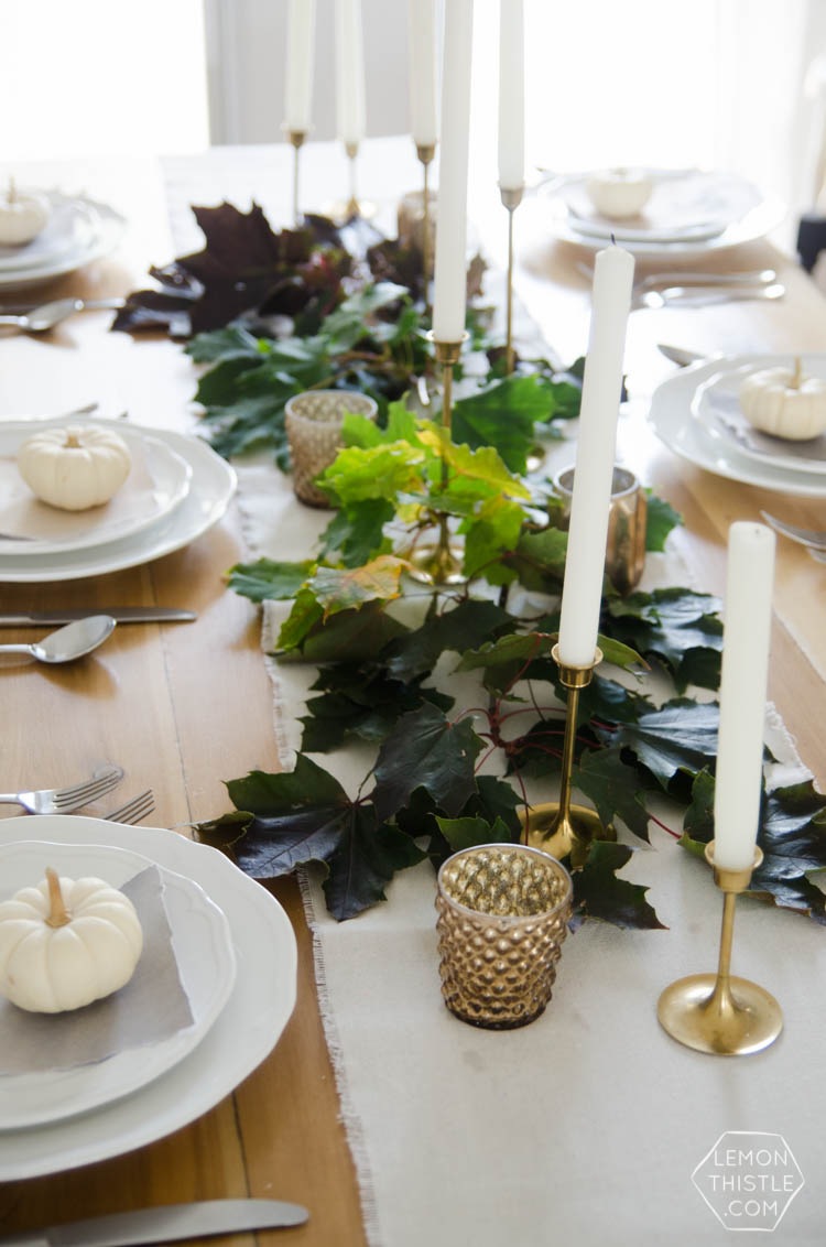 I love this nature inspired neutral autumn tablescape- so perfect for thanksgiving (or friendsgiving!)
