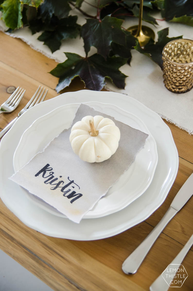 I love this nature inspired neutral autumn tablescape- so perfect for thanksgiving (or friendsgiving!)