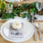I love this nature inspired neutral autumn tablescape- so perfect for thanksgiving (or friendsgiving!)
