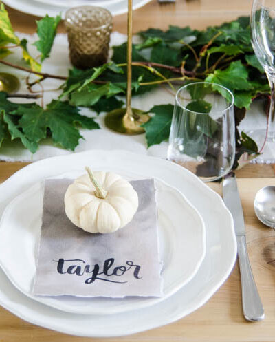 I love this nature inspired neutral autumn tablescape- so perfect for thanksgiving (or friendsgiving!)