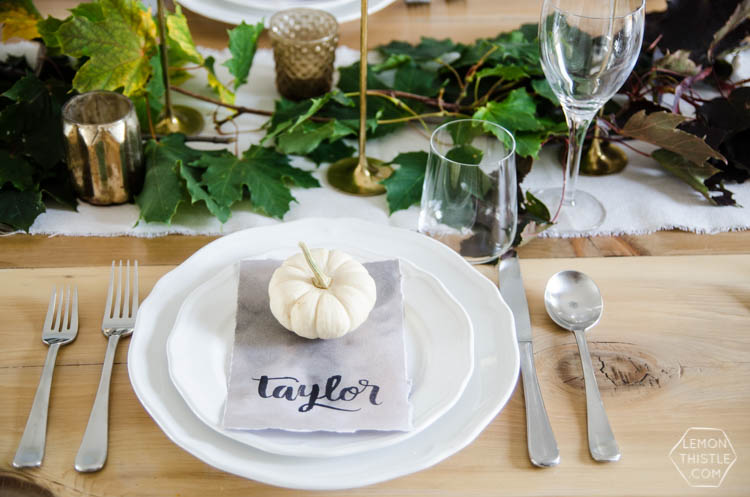 I love this nature inspired neutral autumn tablescape- so perfect for thanksgiving (or friendsgiving!)