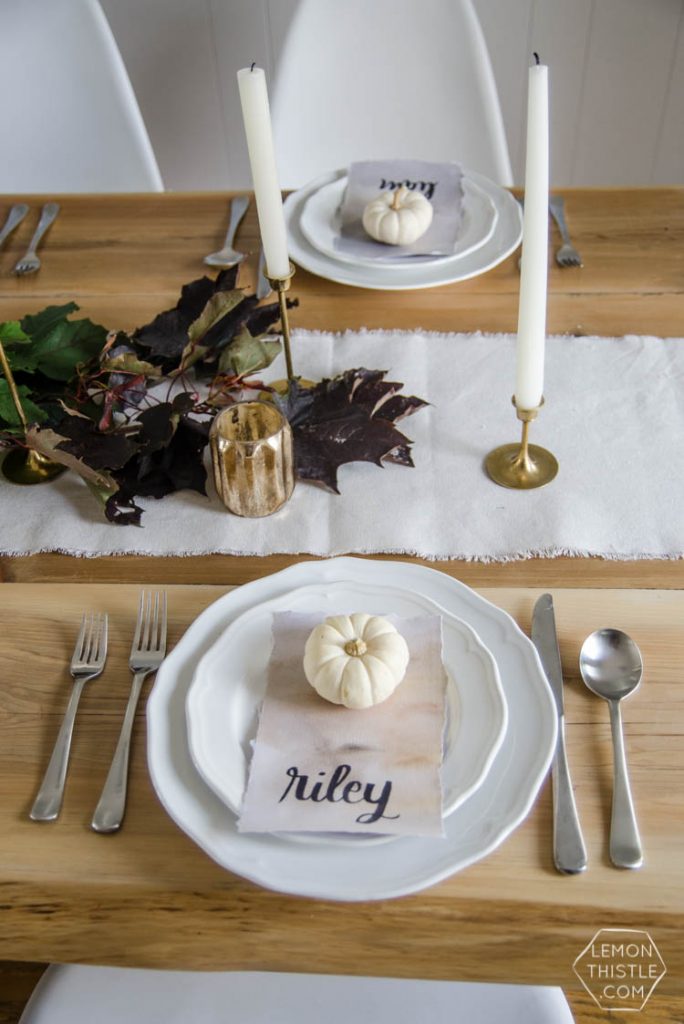 I love this nature inspired neutral autumn tablescape- so perfect for thanksgiving (or friendsgiving!)