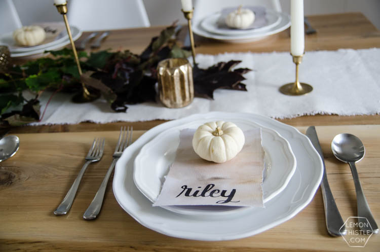 I love this nature inspired neutral autumn tablescape- so perfect for thanksgiving (or friendsgiving!)