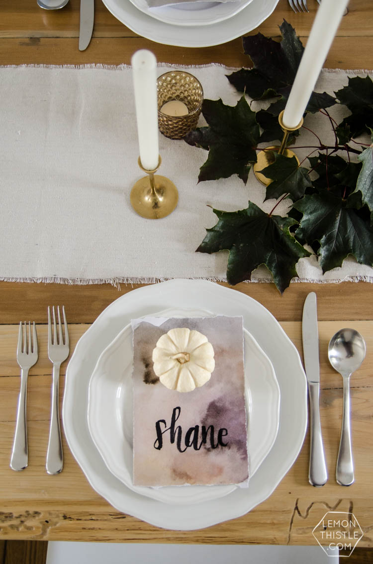I love this nature inspired neutral autumn tablescape- so perfect for thanksgiving (or friendsgiving!)