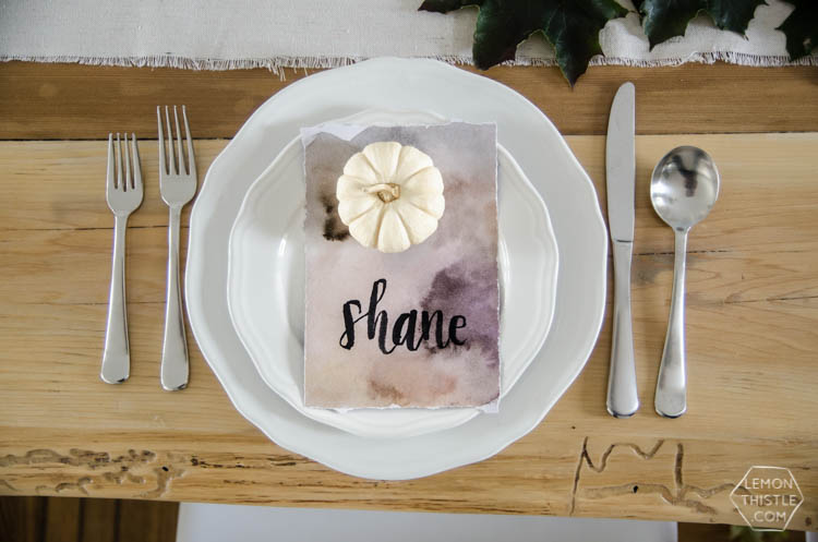 I love this nature inspired neutral autumn tablescape- so perfect for thanksgiving (or friendsgiving!)