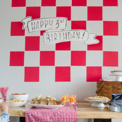A simple gingham picnic party backdrop- for under $5!