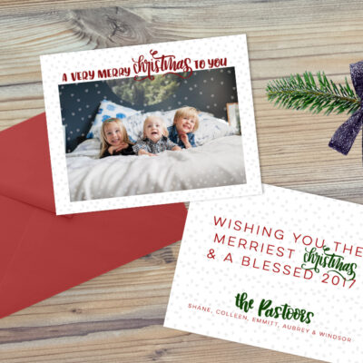 I LOVE these holiday cards! The handlettering and snow are the perfect Christmas card design- I can't believe they're a free download!