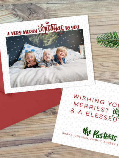 I LOVE these holiday cards! The handlettering and snow are the perfect Christmas card design- I can't believe they're a free download!