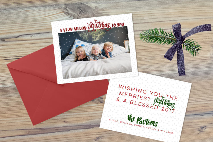 I LOVE these holiday cards! The handlettering and snow are the perfect Christmas card design- I can't believe they're a free download!
