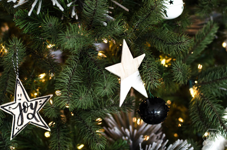  Canadian Christmas Home Tour- I love the black, white and fresh greenery in this holiday style! 