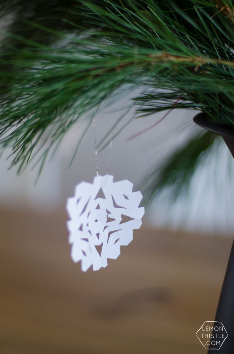 Canadian Christmas Home Tour- I love the black, white and fresh greenery in this holiday style! 