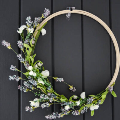 I love this simple spring hoop wreath! Perfectly spring-y without being over the top.