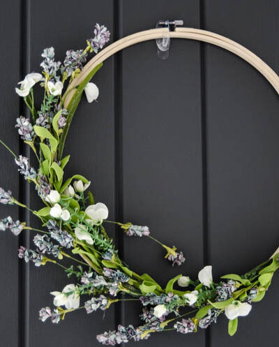 I love this simple spring hoop wreath! Perfectly spring-y without being over the top.