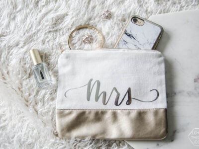 Handlettered pouches with FOIL transfer (foil on fabric!?) with free template for 'mrs'