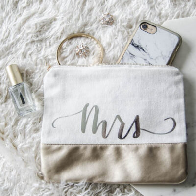 Handlettered pouches with FOIL transfer (foil on fabric!?) with free template for 'mrs'