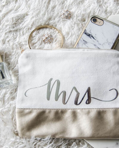 Handlettered pouches with FOIL transfer (foil on fabric!?) with free template for 'mrs'