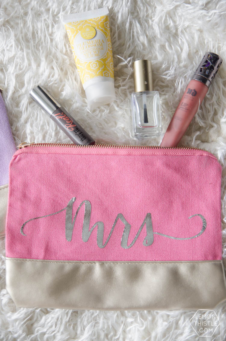 Handlettered pouches with FOIL transfer (foil on fabric!?) with free template for 'mrs'