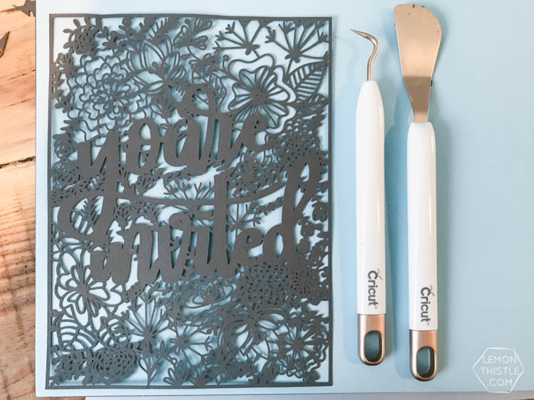 You're invited! Love this handlettered floral invitation. Free cut file plus awesome tips on weeding intricate cardstock cuts